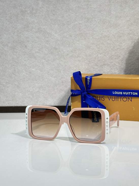Picture of Louis Vuitton Sunglasses _SKUfw77796858fw